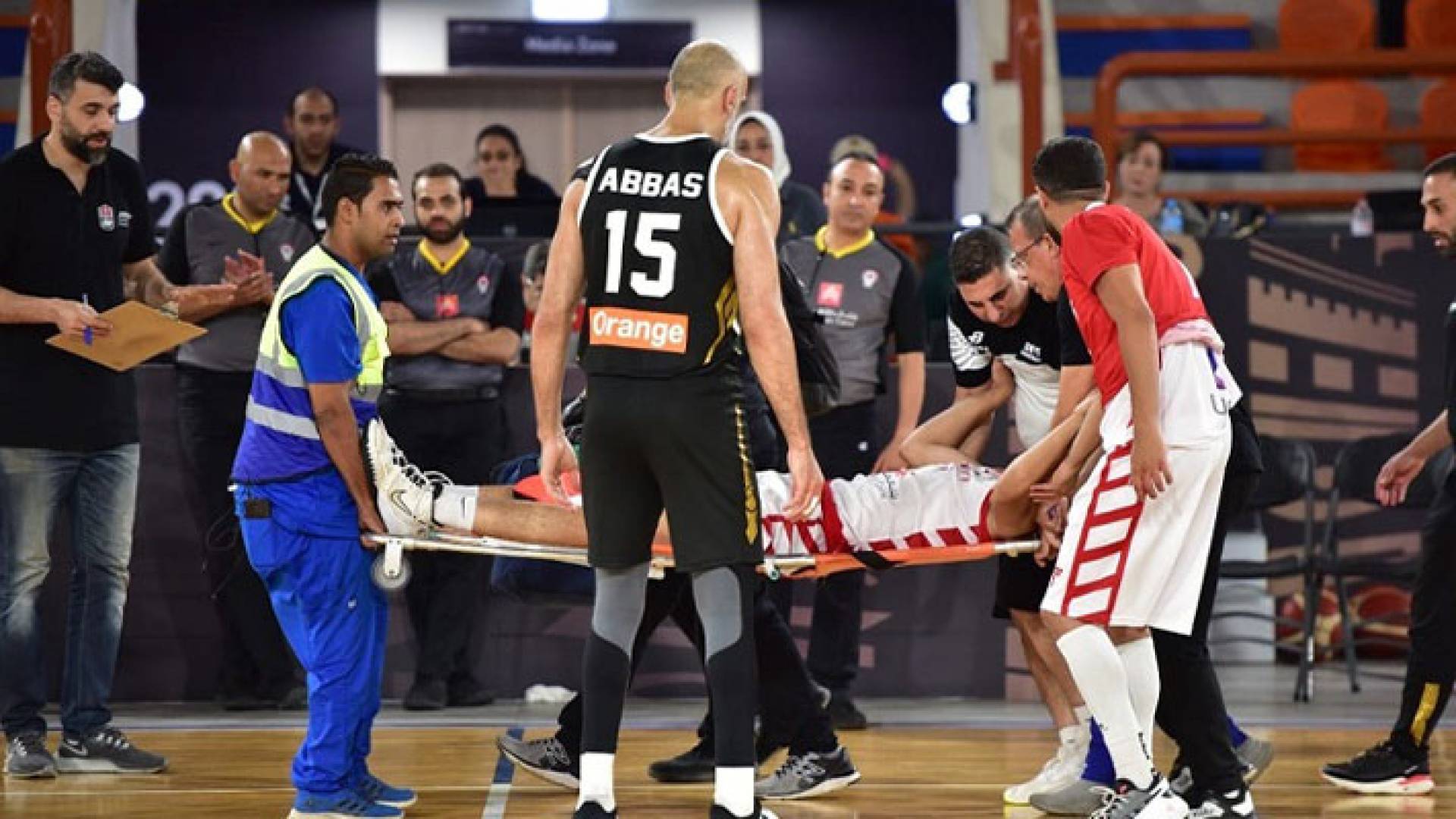 لحظة نقل اللاعب مهاب ياسر على حمالة الإسعاف