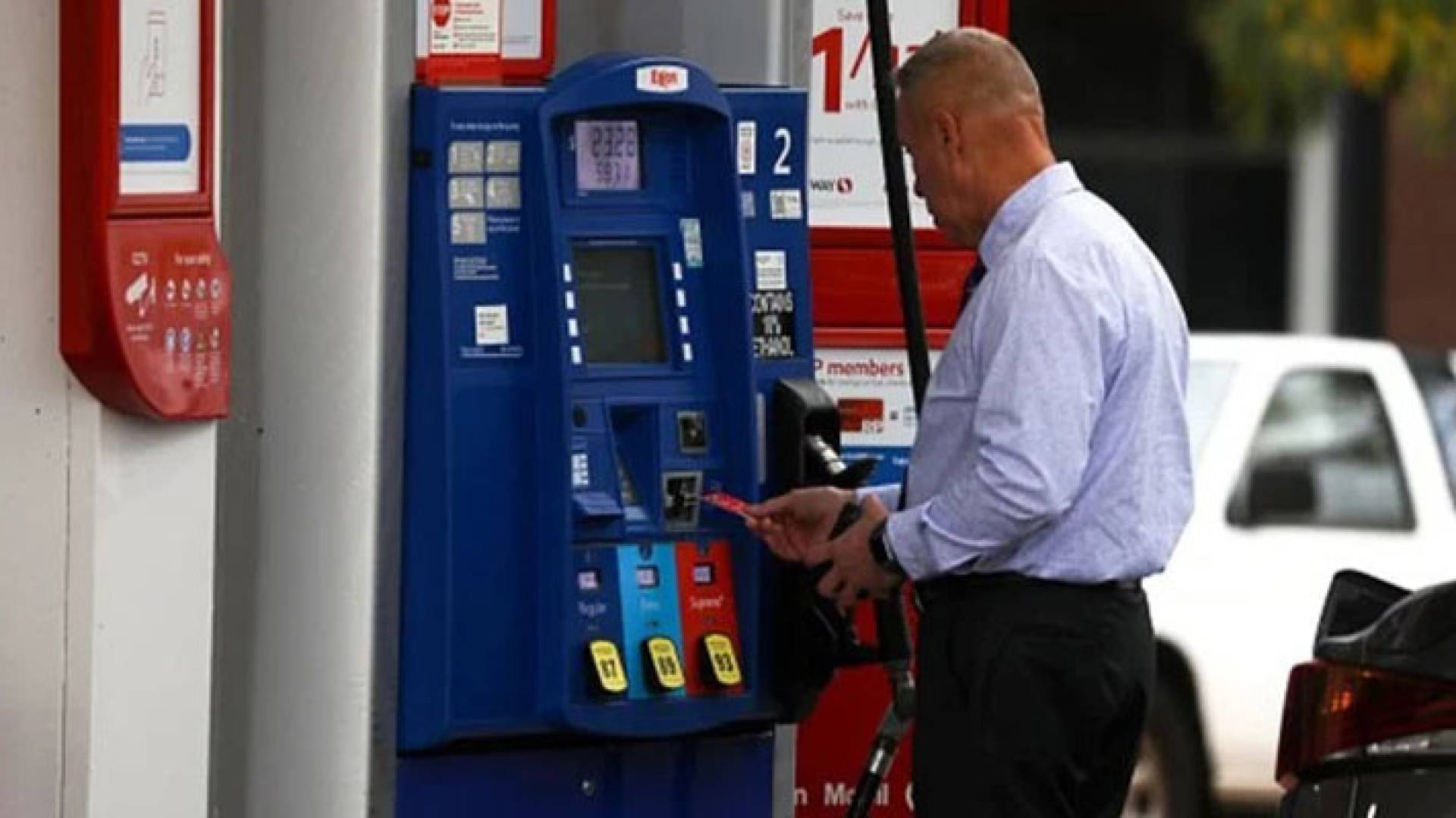 مواطن أمريكي يعبئ وقودا لمركبته