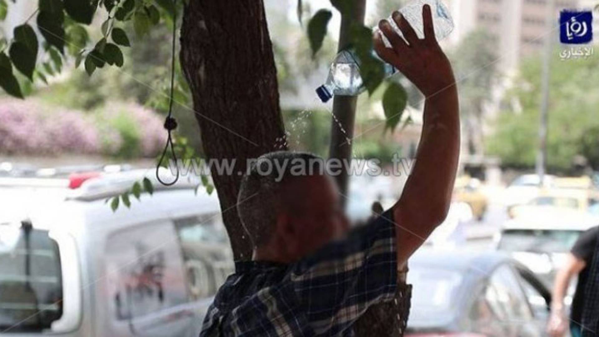 رجل يرش الماء على رأسه