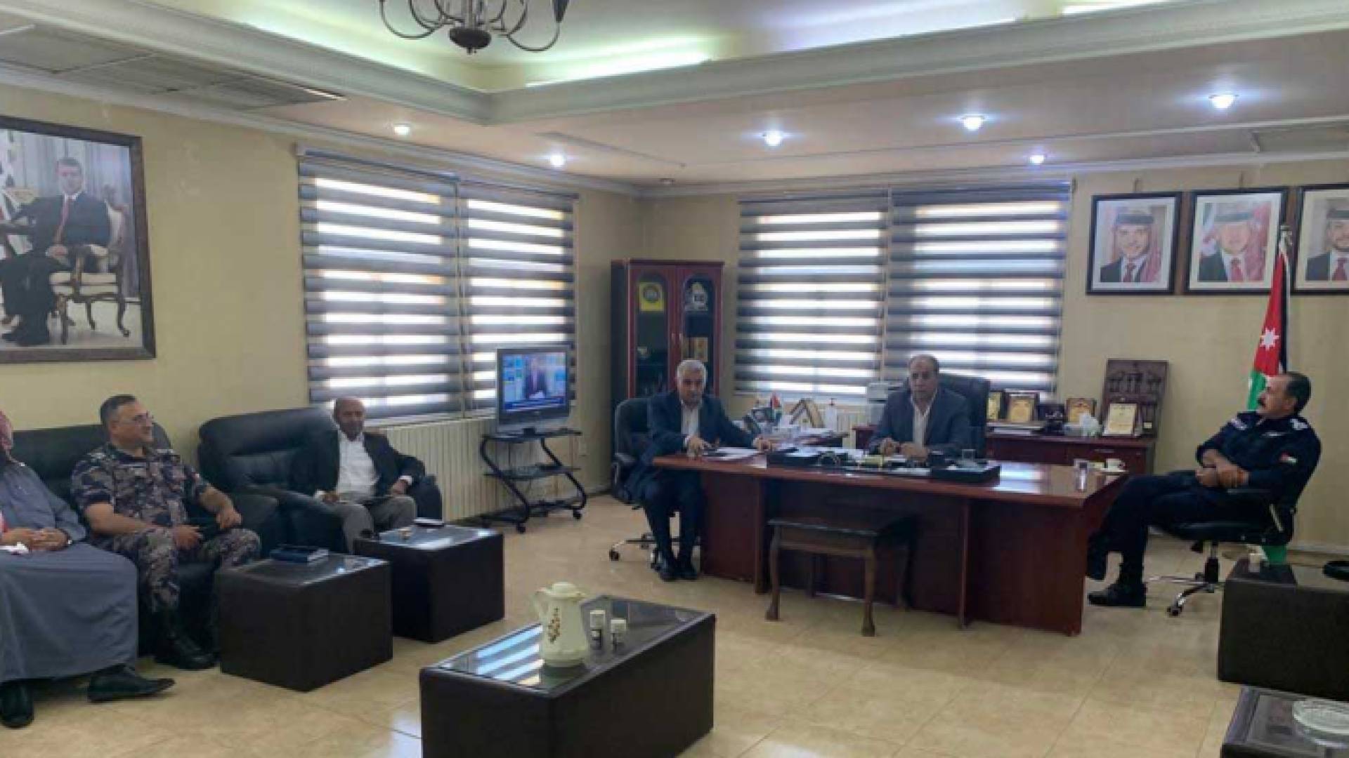 محافظ معان خلال الاجتماع