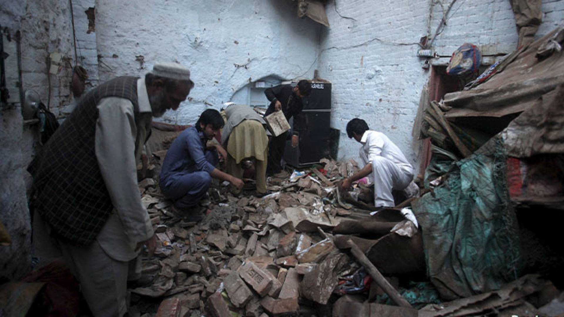 أحد المنازل المتضررة من الزلزال