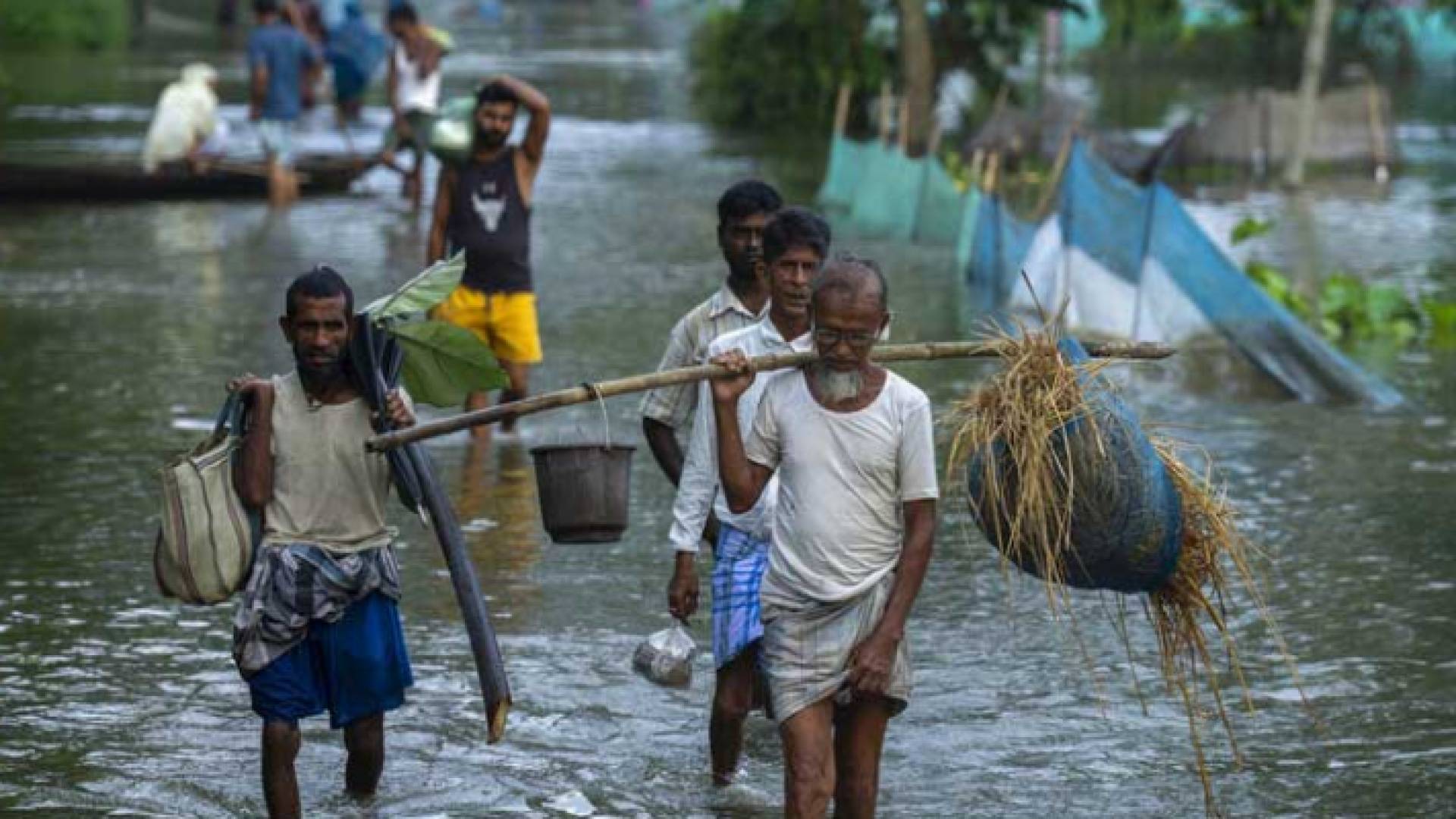 هنود بعد فيضانات شهدتها منطقتهم