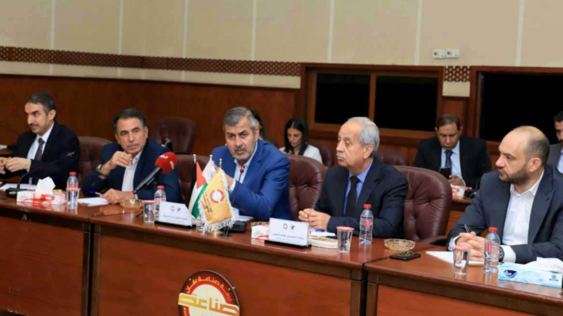 وزير الطاقة والثروة المعدنية صالح الخرابشة خلال لقائه القطاع الصناعي