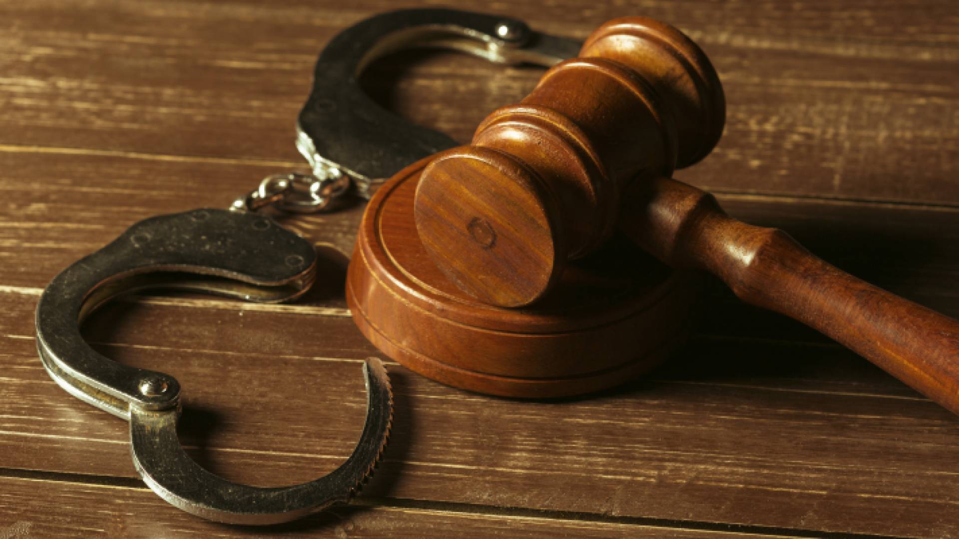 صورة توضيحية لمطرقة وقيد حديدي