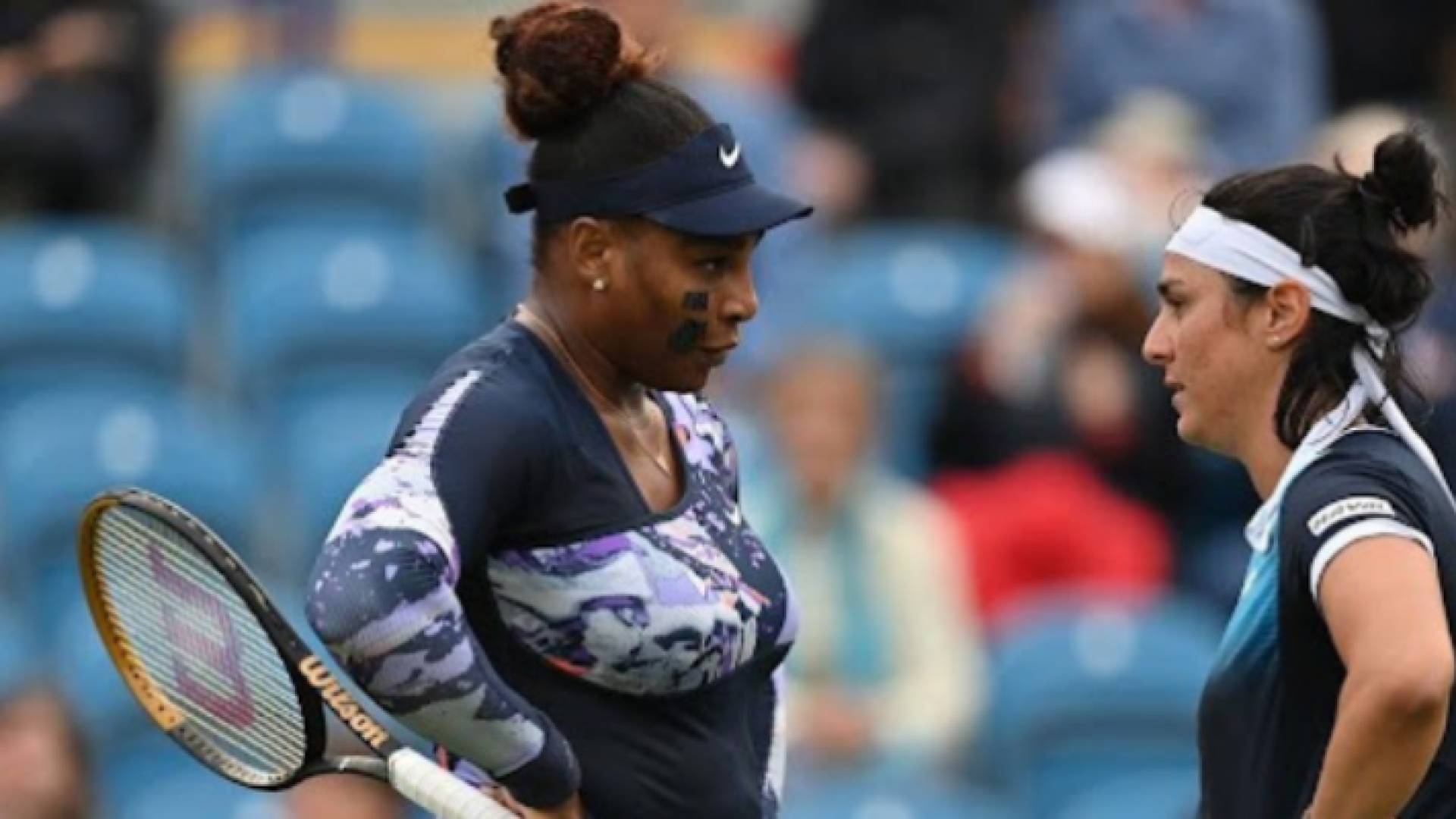 التونسية أنس جابر (يمين) والأمريكية سيرينا وليامس (يسار)