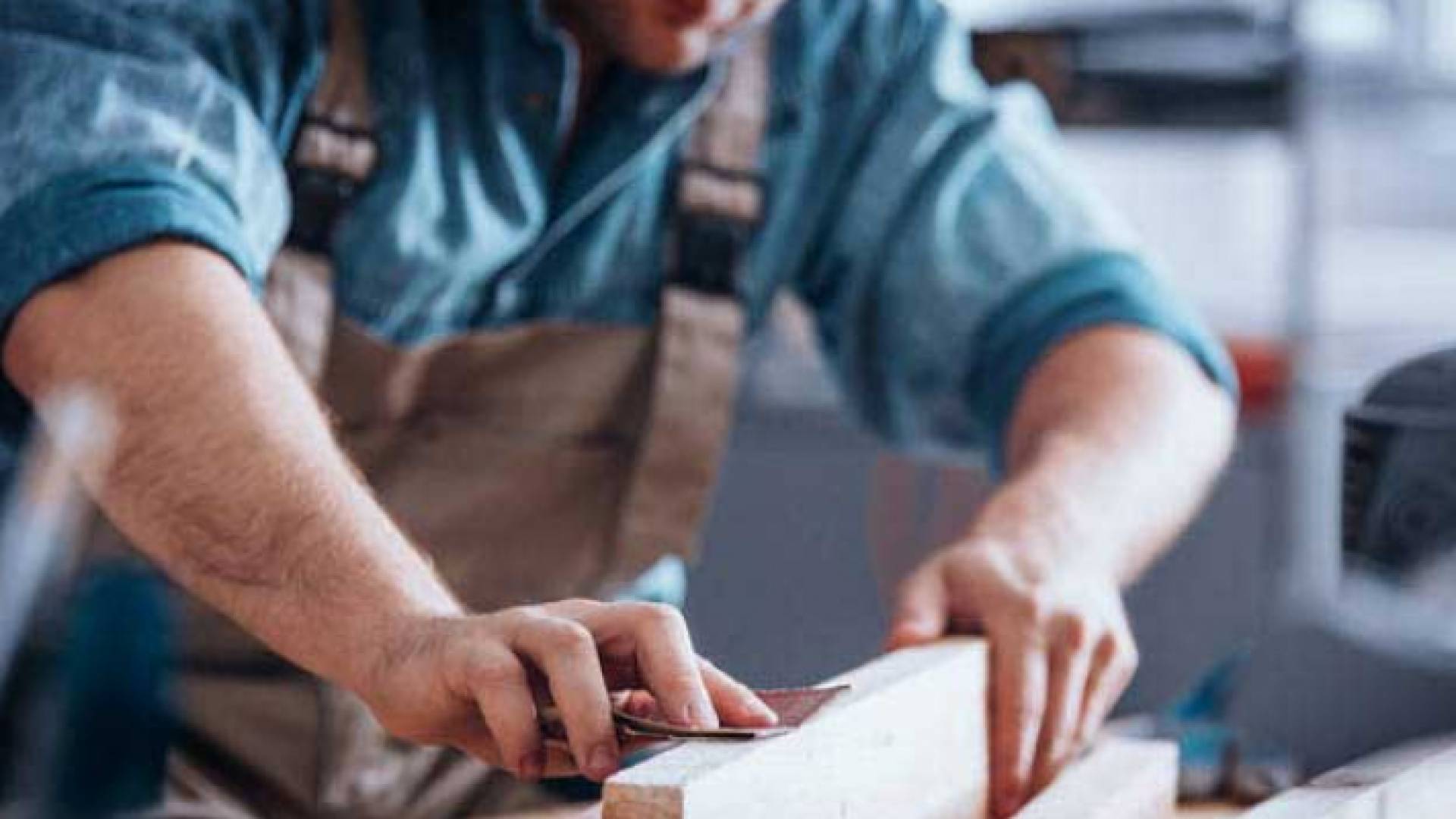 شخص يعمل في النجارة