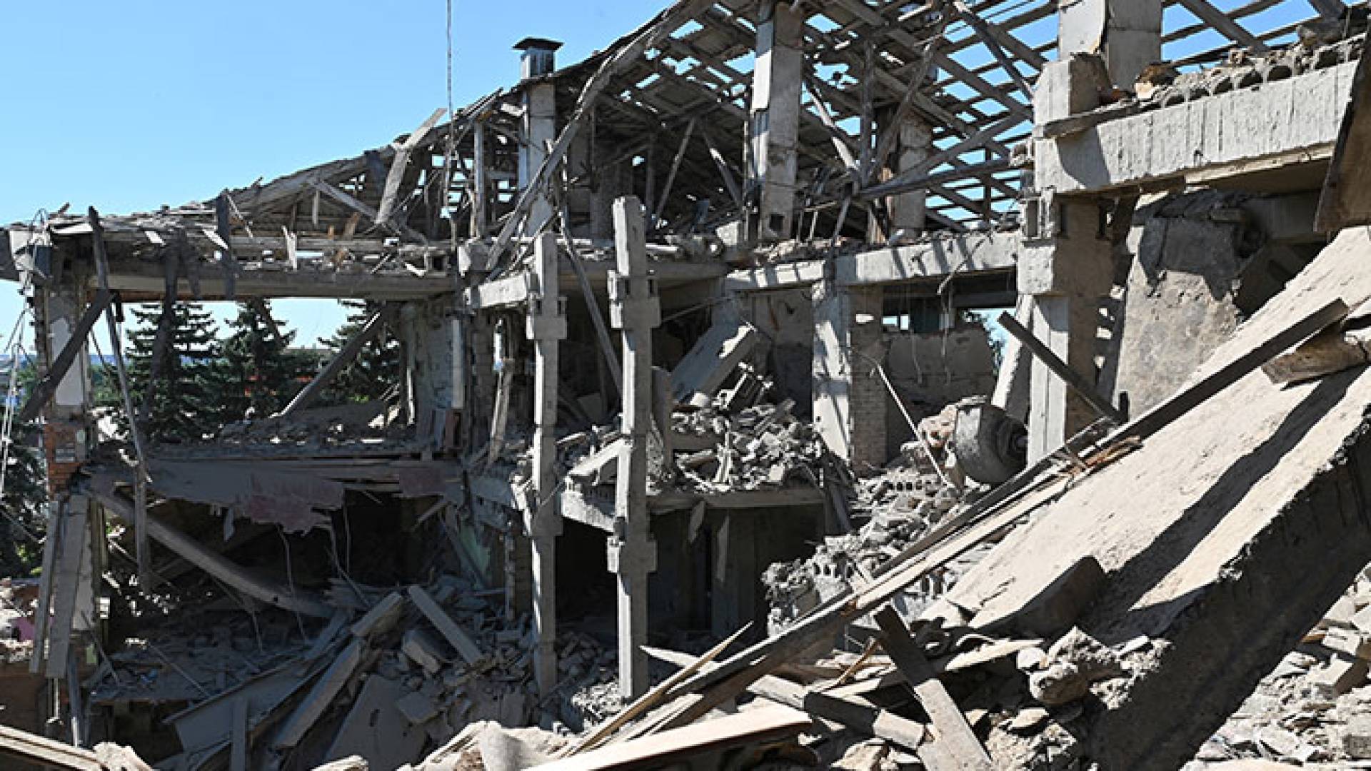 مبنى مدمر جراء القصف في أوكرانيا - أرشيفية