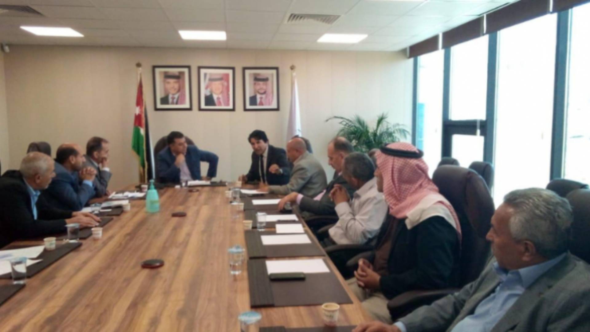 وزير الزراعة خالد الحنيفات (وسط الصورة) يلتقي إدارة الاتحاد التعاوني الإقليمي لمحافظة الزرقاء