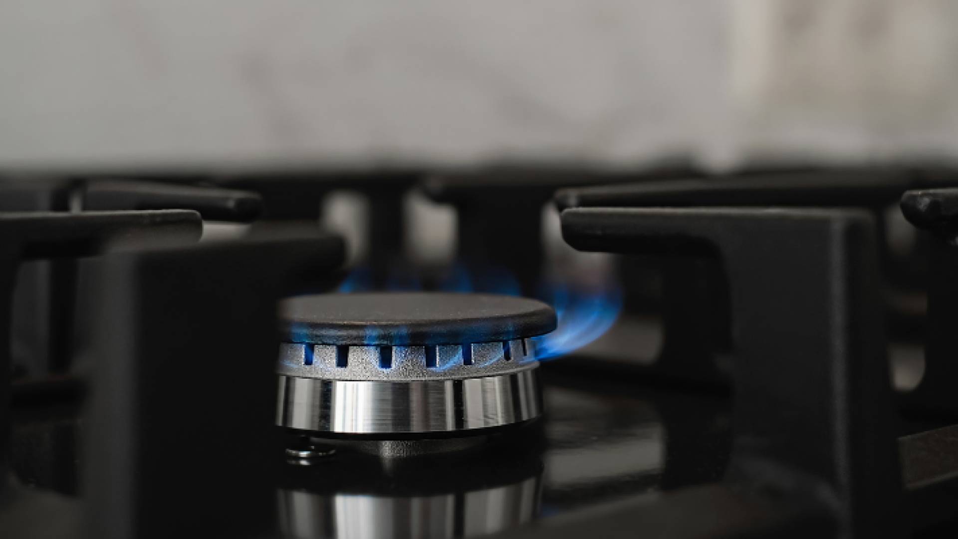 صورة لألسنة لهب في موقد يعمل على الغاز