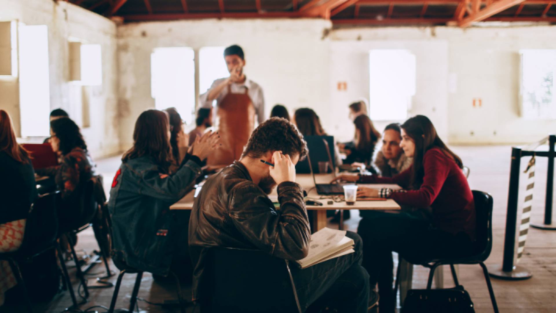 صورة أرشيفية لطلبة جامعة يدرسون في أحد المقاهي