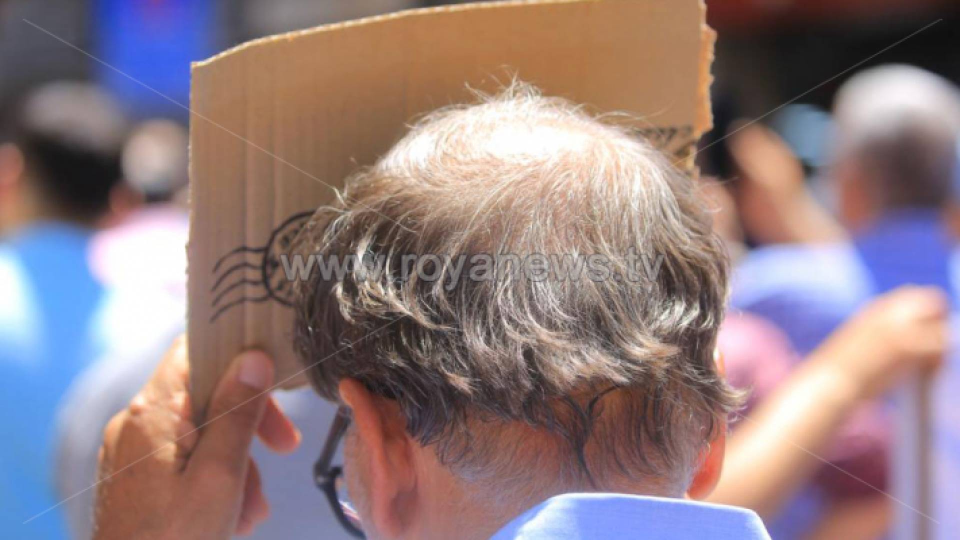 مواطن أردني يستظل بقطعة من الكرتون