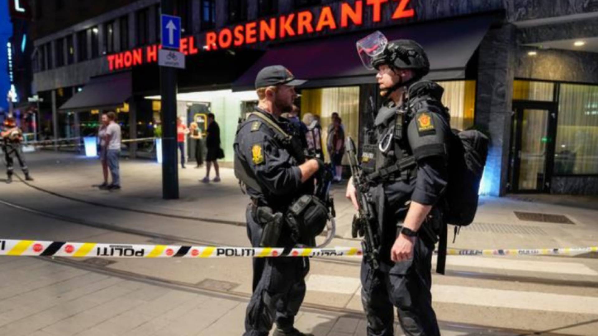 الشرطة النرويجية أمام حانة في أوسلو