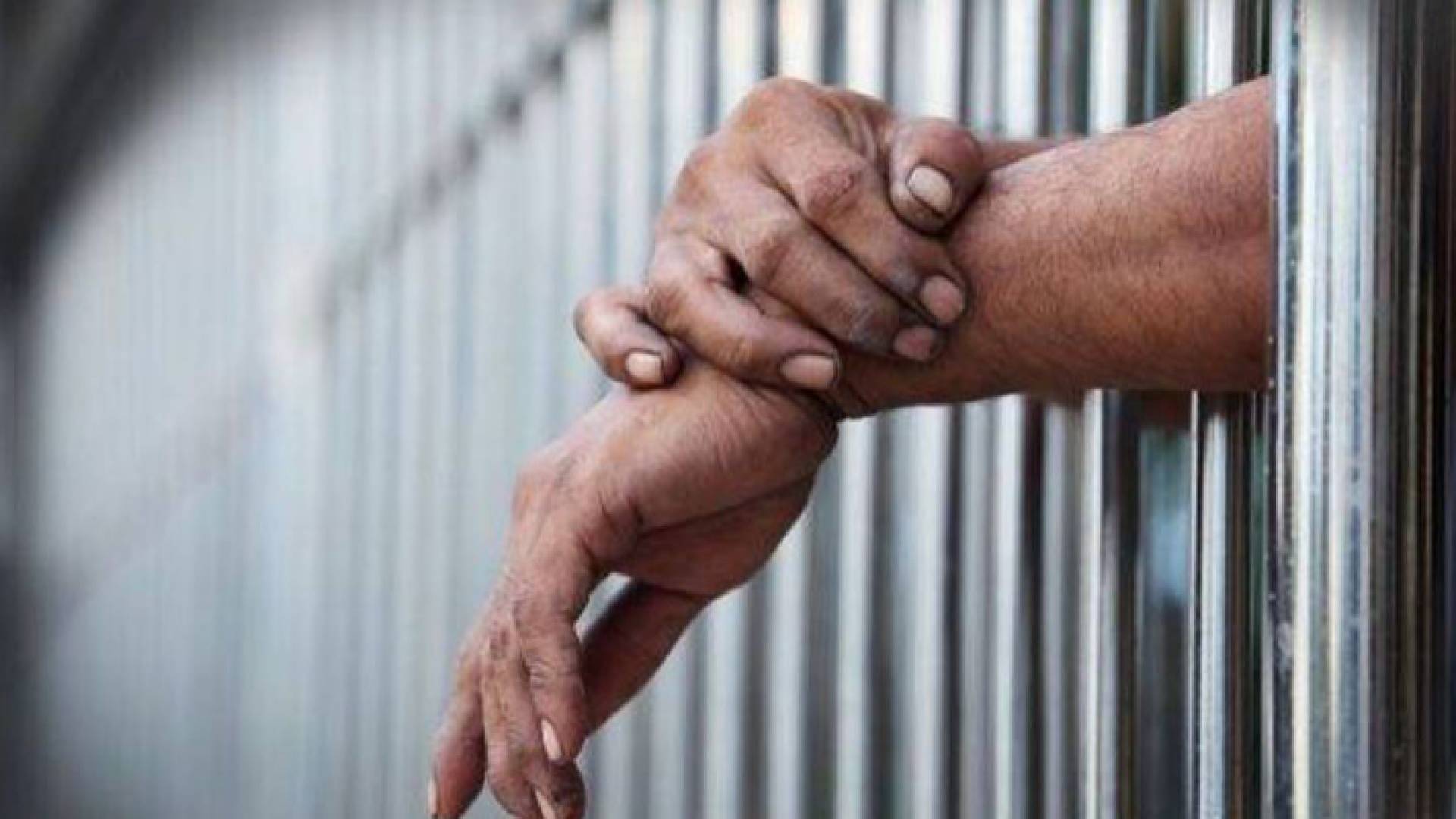 سجين خلف القضبان