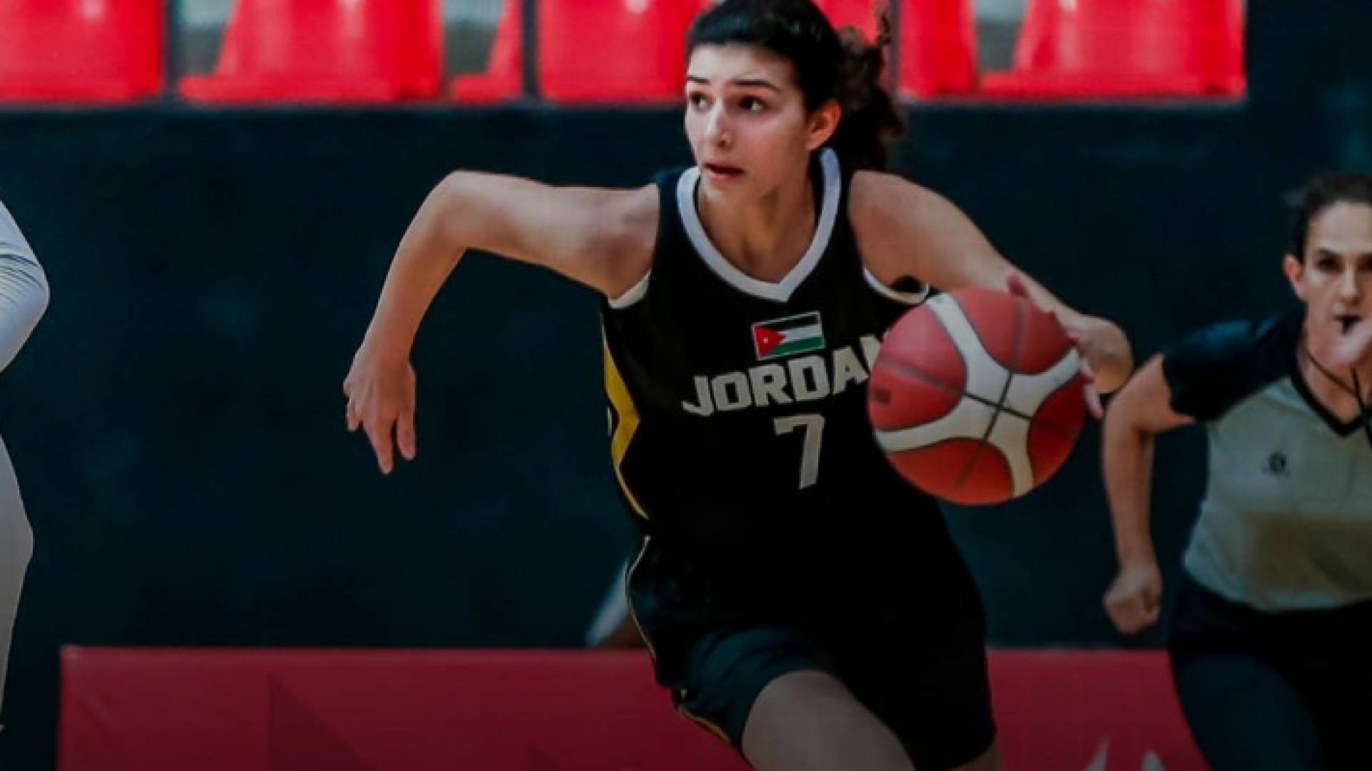 لاعبة منتخب الناشئات لكرة السلة