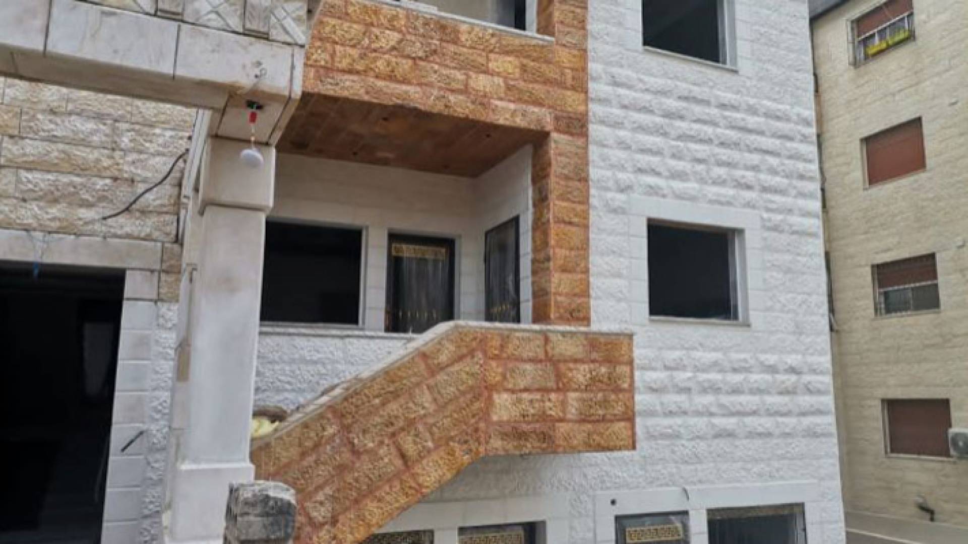 عمارة سكنية قيد الإنشاء