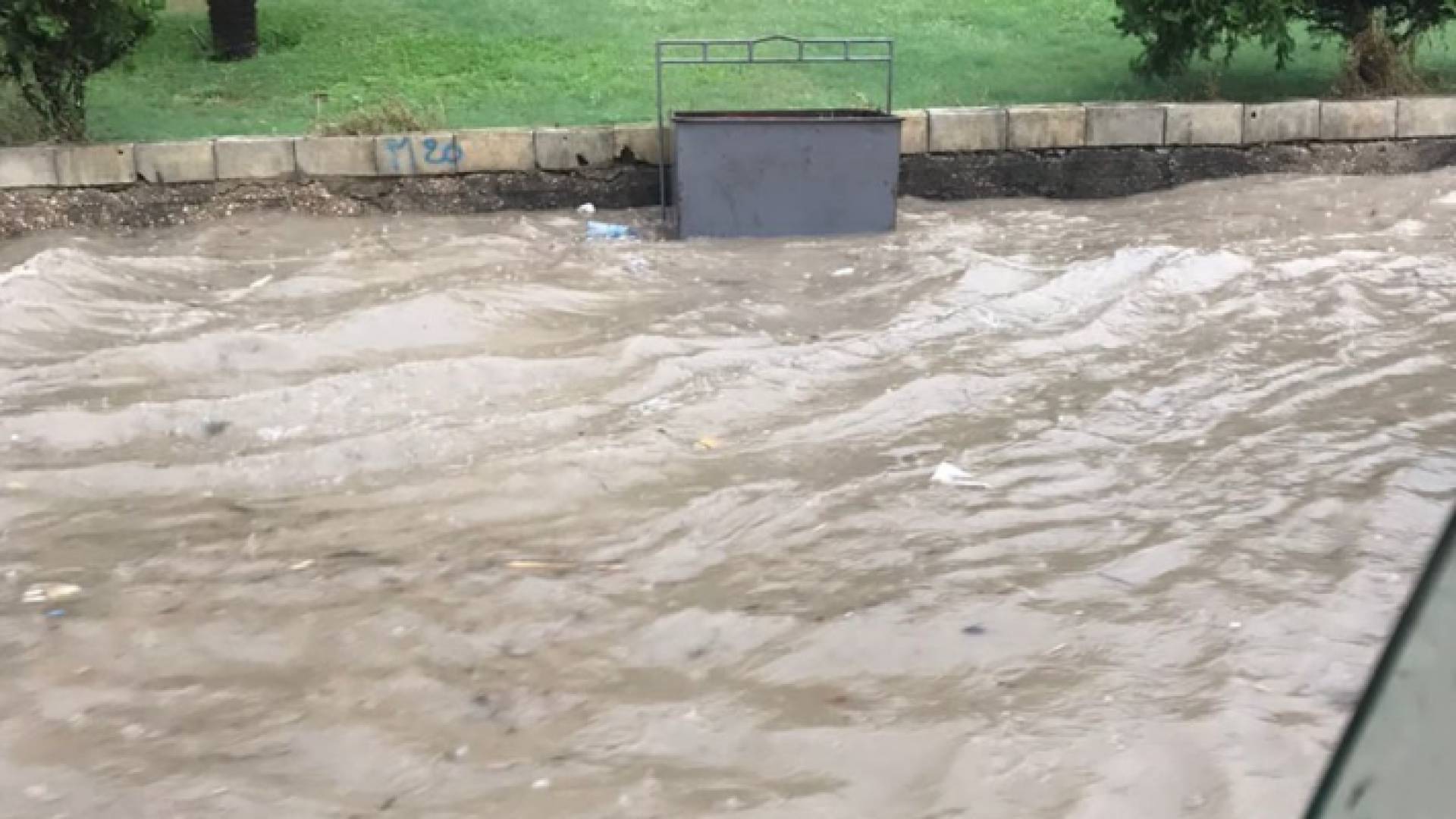غرق شوارع في لبنان بعد الهطل المطري