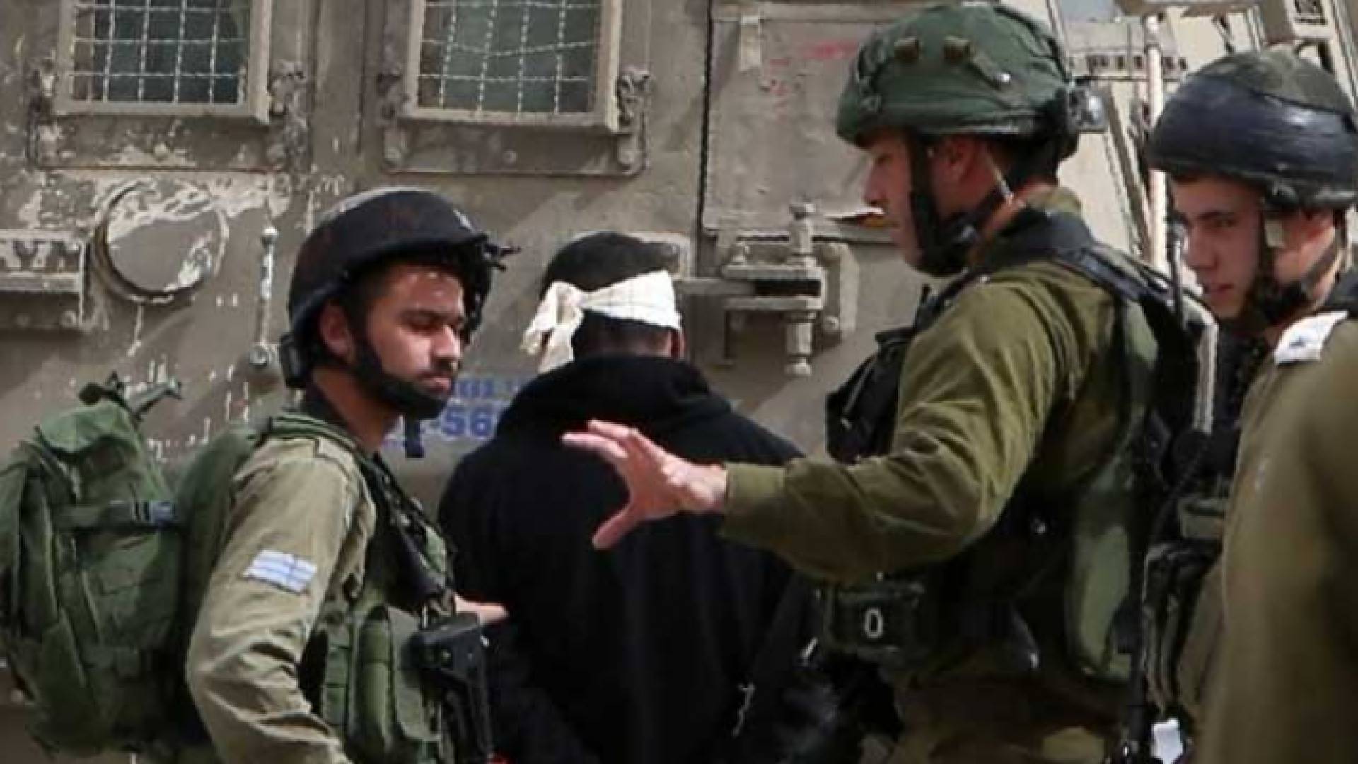 صورة أرشيفية لقوات الاحتلال أثناء اعتقال فلسطيني