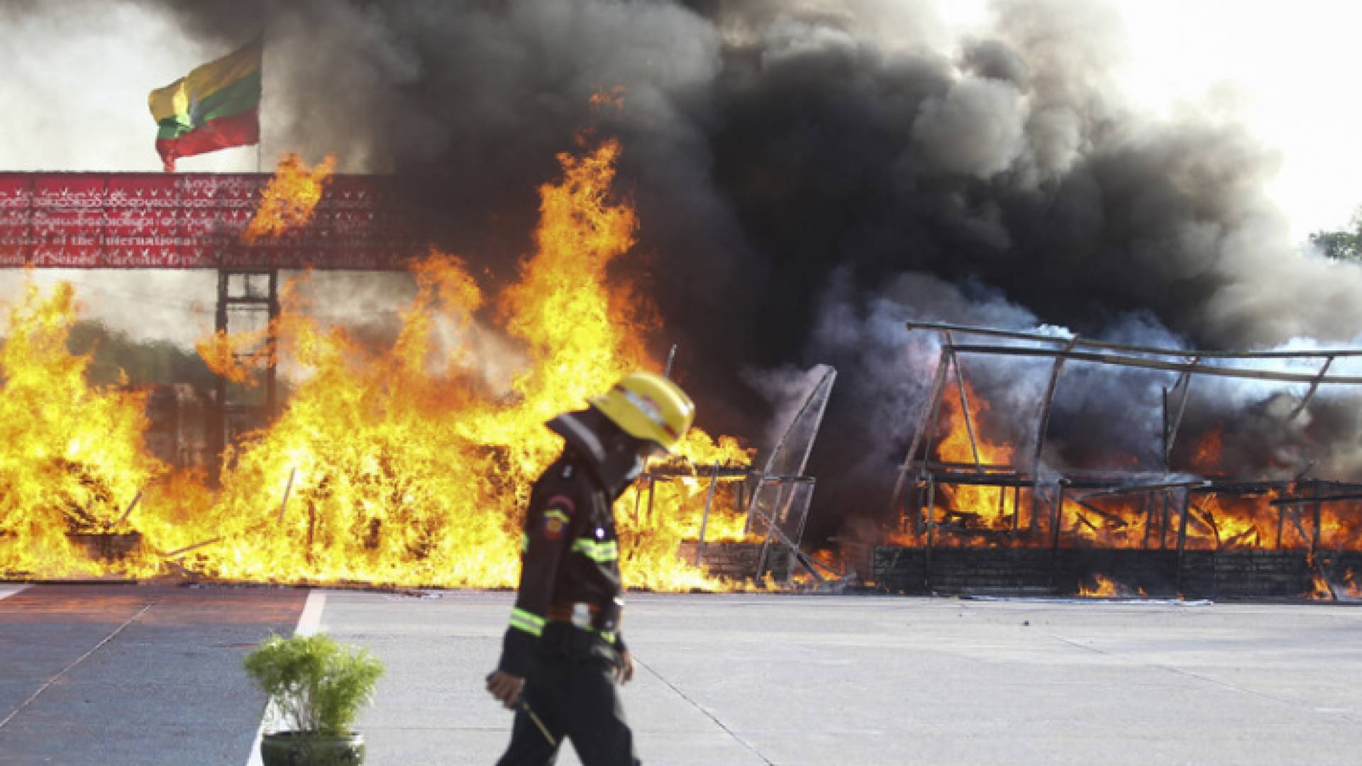 حرق كميات ضخمة من المخدرات