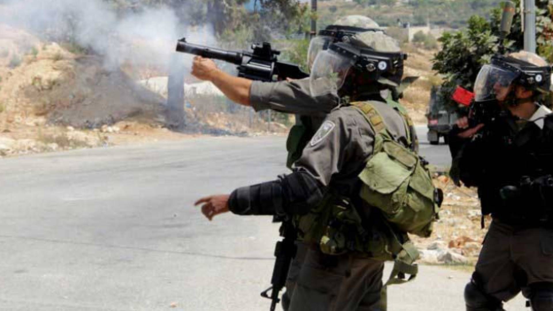 صورة أرشيفية لقوات الاحتلال تطلق الرصاص على فلسطينيين
