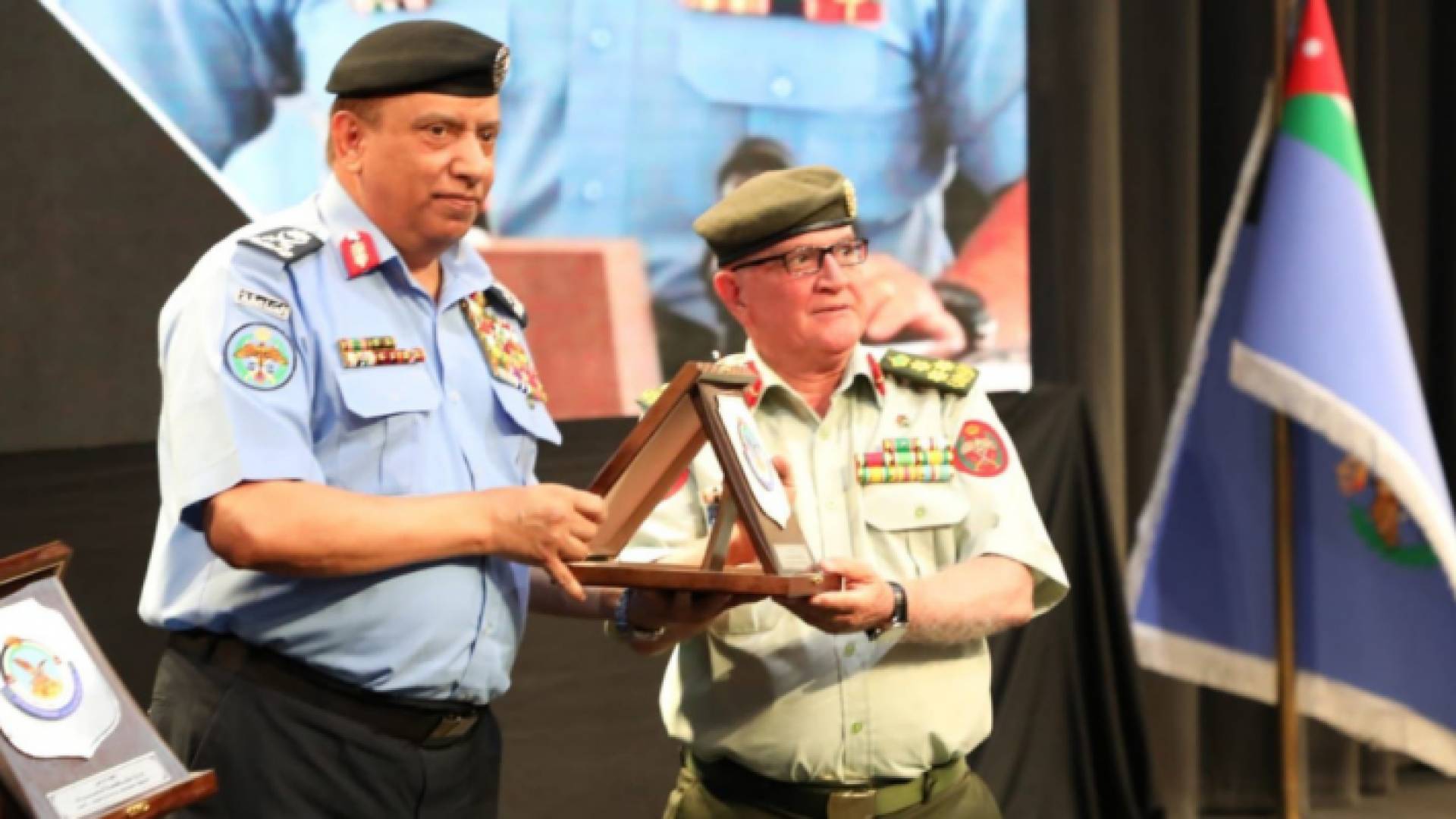 مدير الأمن العام اللواء حسين الحواتمة أثناء حفل الذي اقامته المديرية