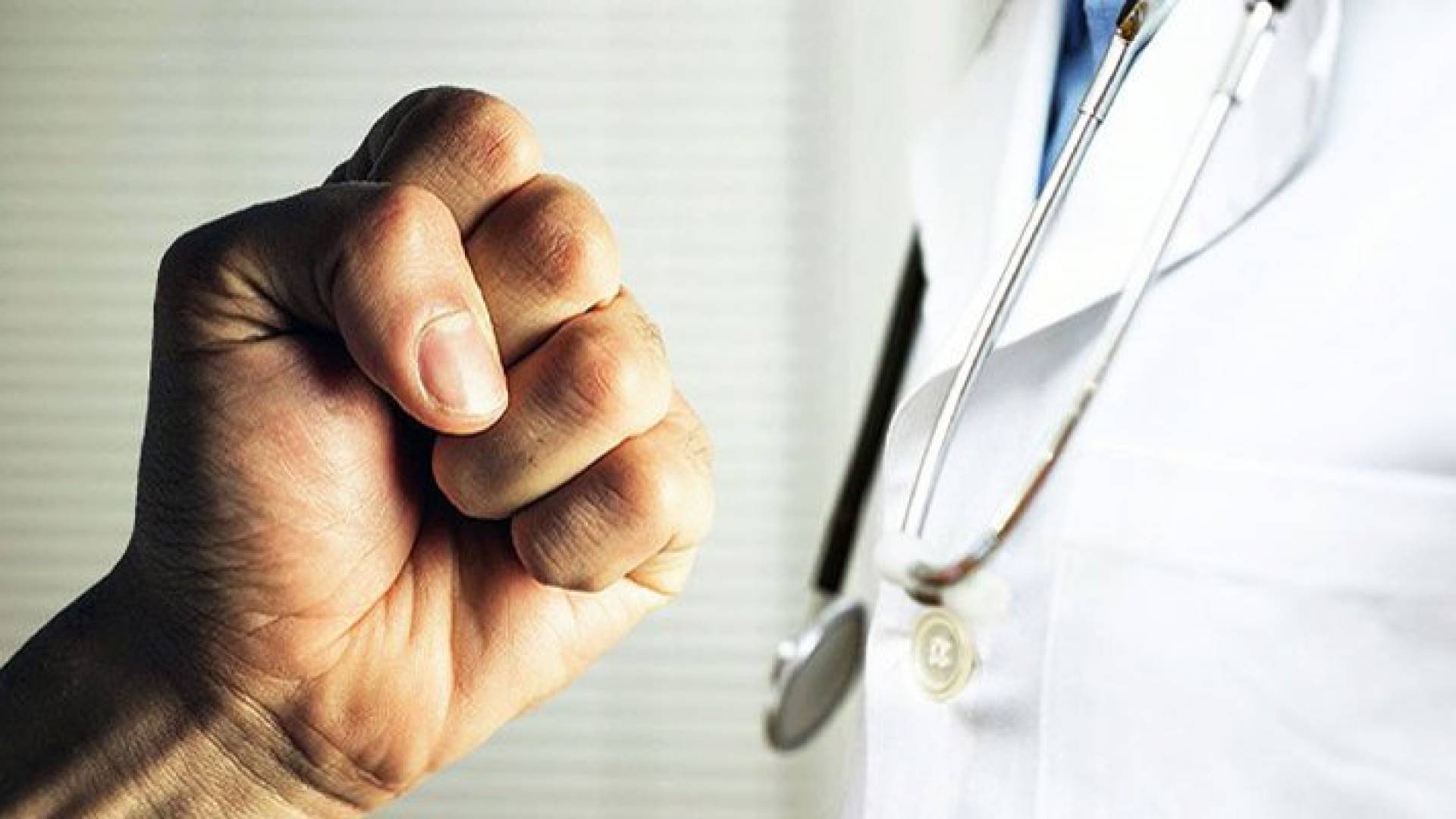 اعتداء على طبيب