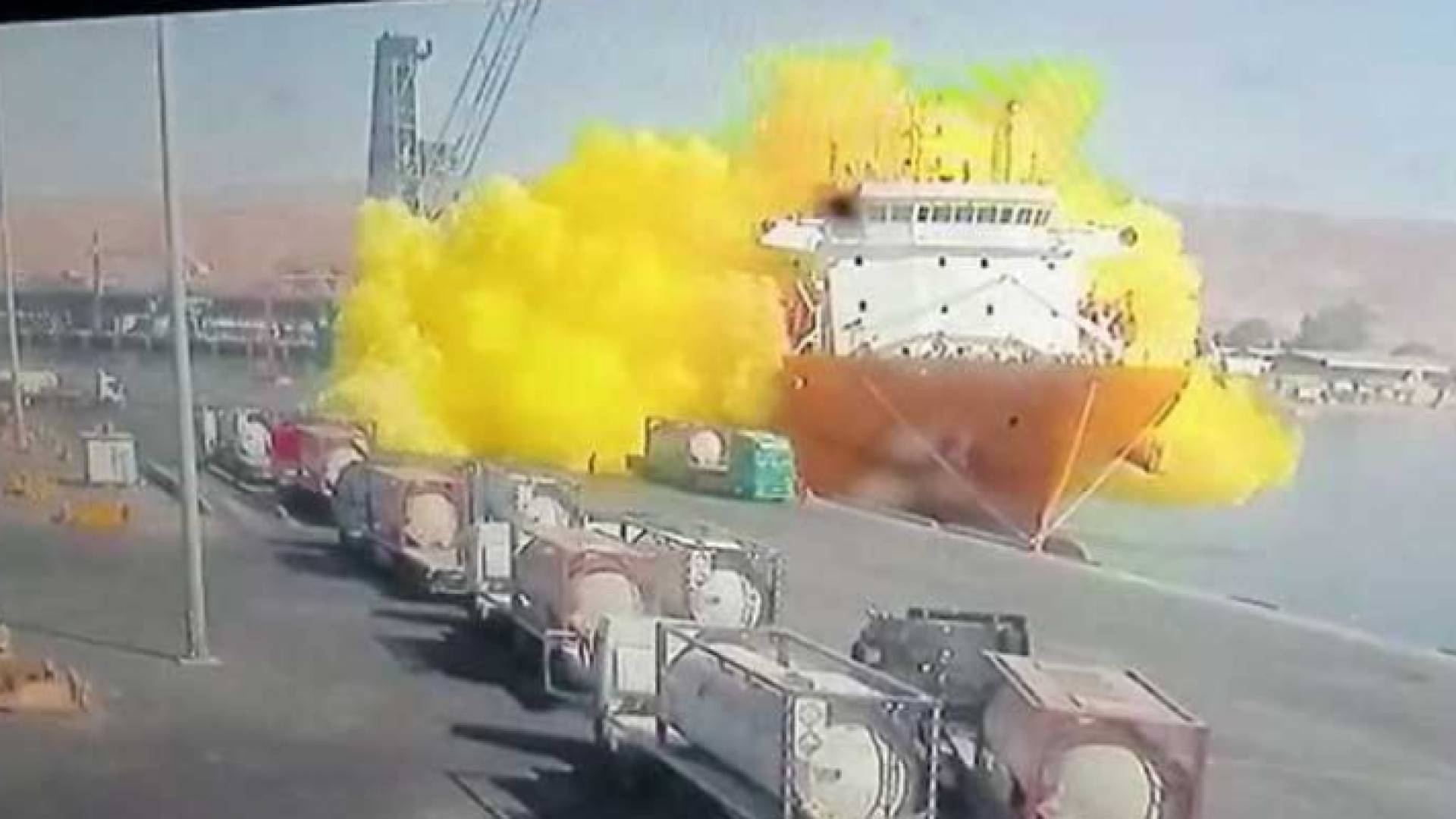 لحظة سقوط صهريج معبأ بـ"غاز سام" في ميناء العقبة