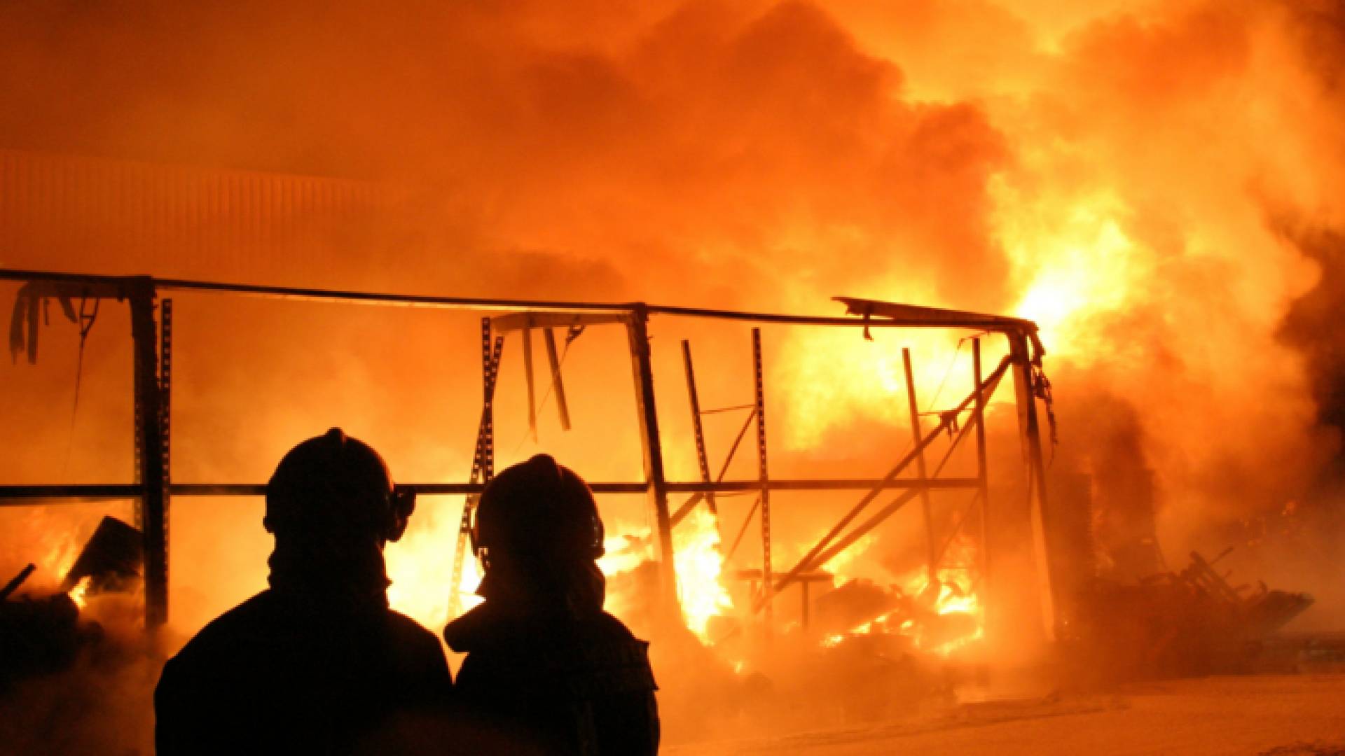 صورة أرشيفية لعمليات إطفاء حريق