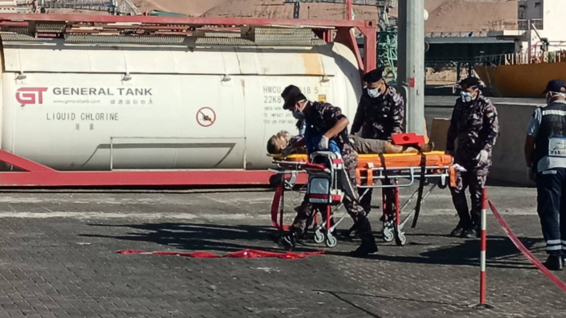 لحظة إخلاء أحد المصابين بتسرب غاز في ميناء العقبة