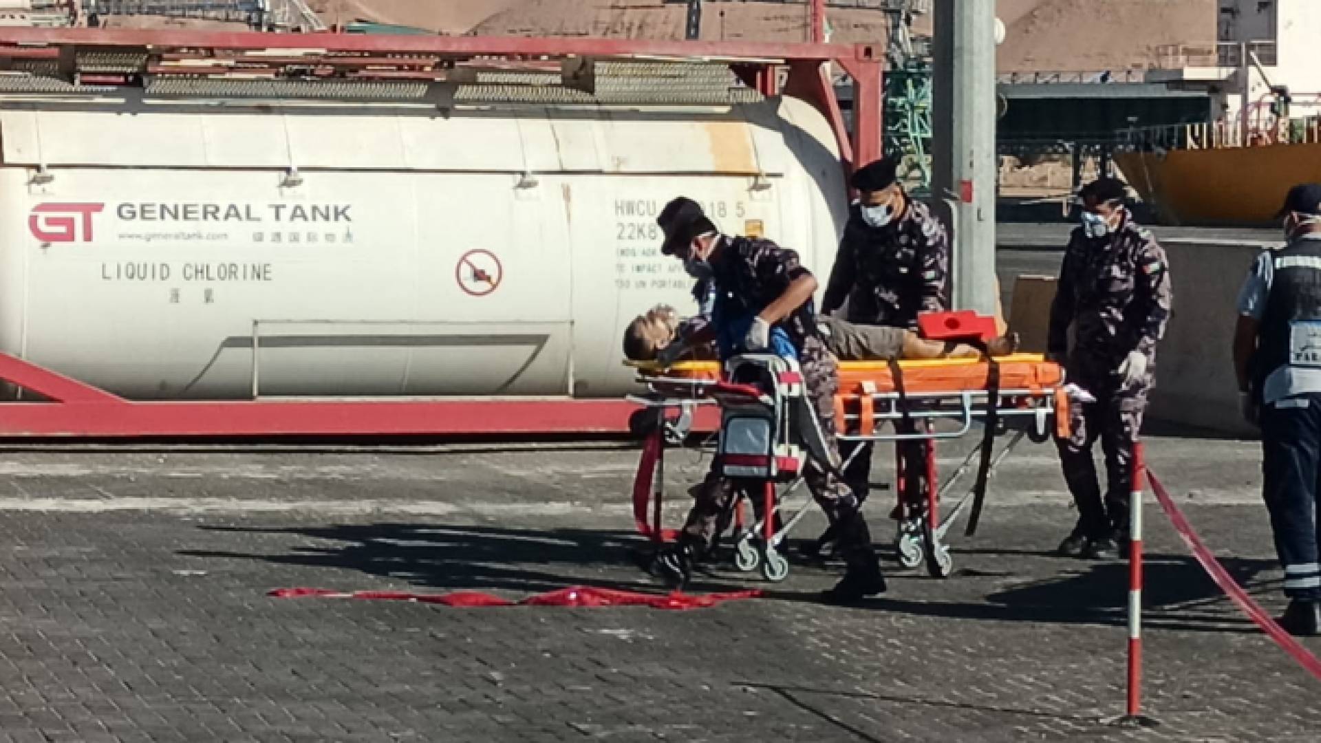 لحظة نقل أحد المصابين جراء حادث تسرب غاز من صهريج في العقبة