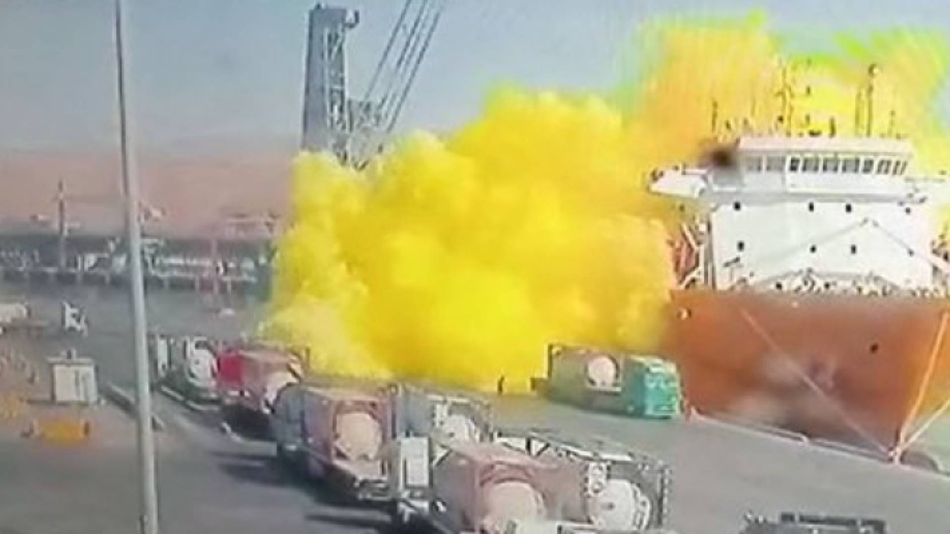 لحظة سقوط صهريج معبأ بـ"غاز سام" في ميناء العقبة