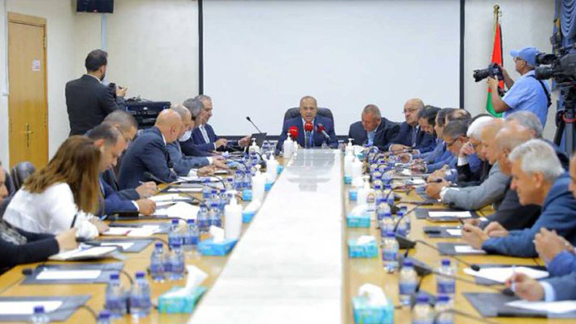 جانب من اجتماع وزير الصناعة والتجارة مع لجنة الاقتصاد النيابية