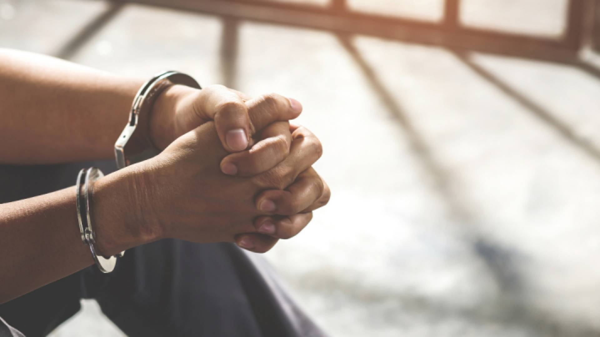 صورة ارشيفية لمتهم مقيد