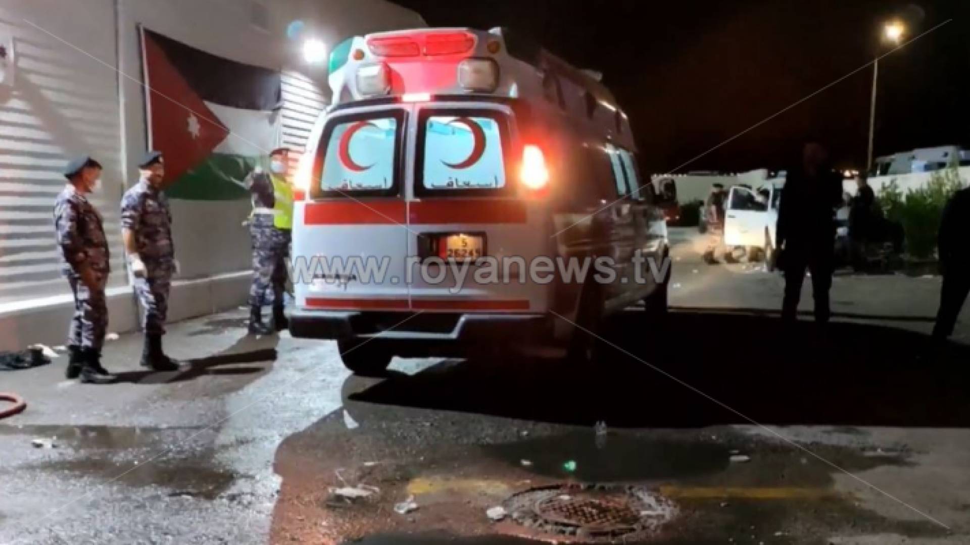 سيارة اسعاف أمام المستشفى في العقبة