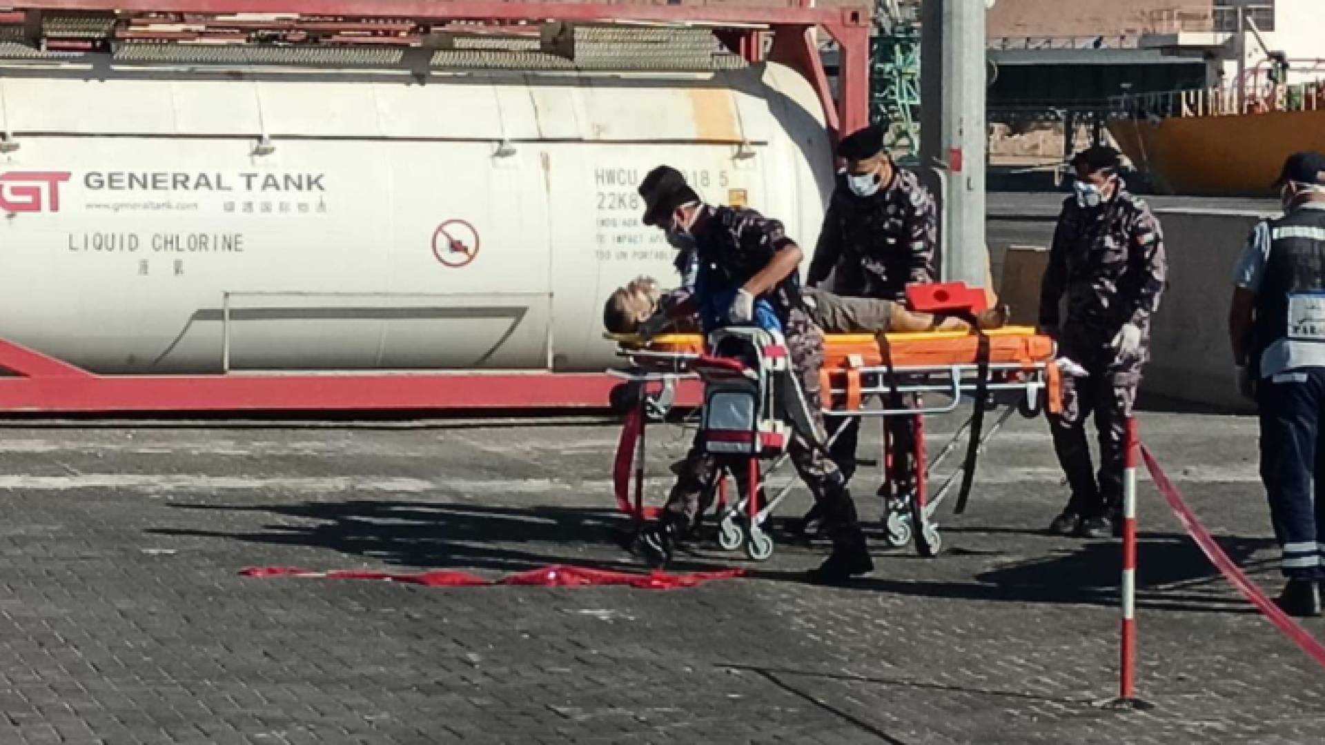 الدفاع المدني يتعامل مع أحد المصابين