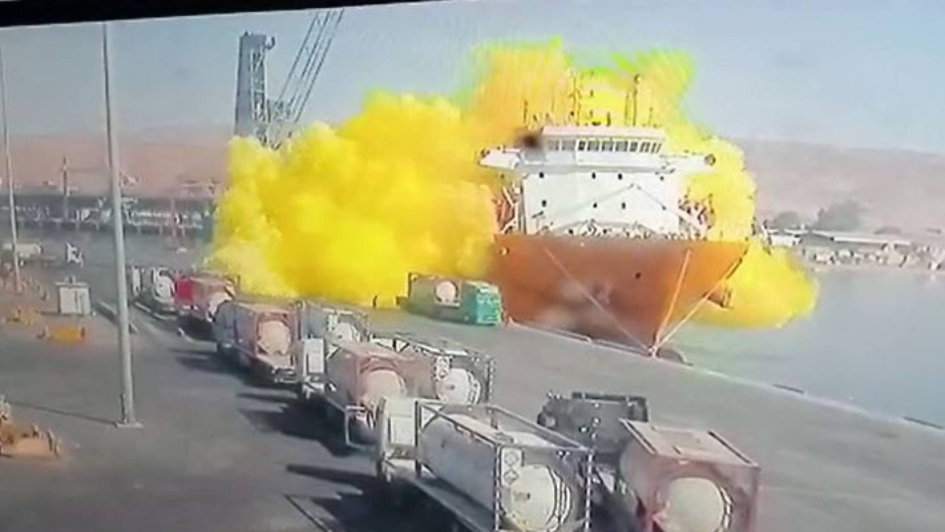 لحظة سقوط صهريج معبأ بـ"غاز سام" في ميناء العقبة