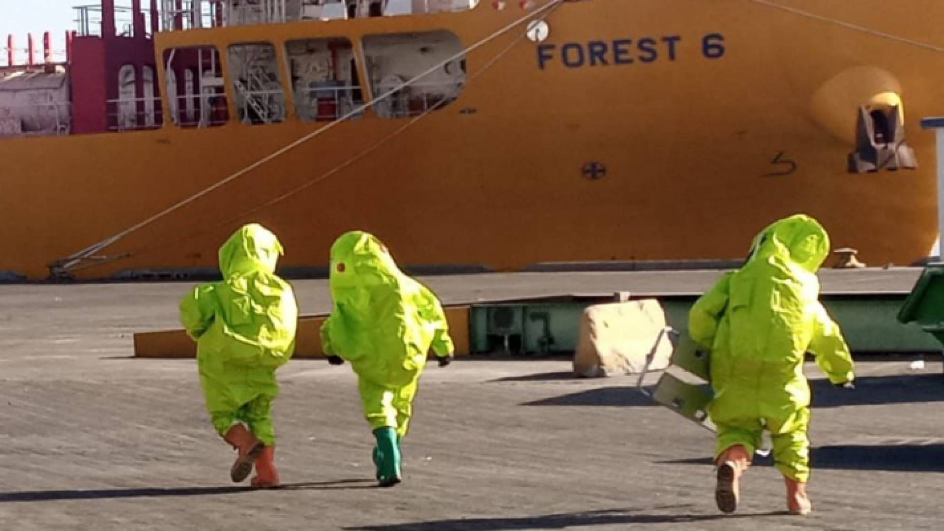 الصورة لمختصون يتعاملون مع تسرب غاز من صهريج