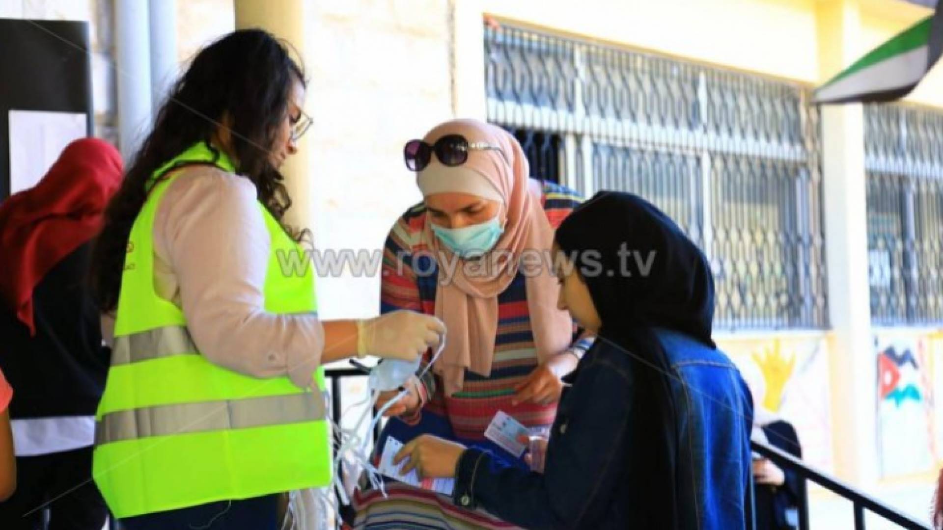 طالبة توجيهي ومعلمات - ارشيفية