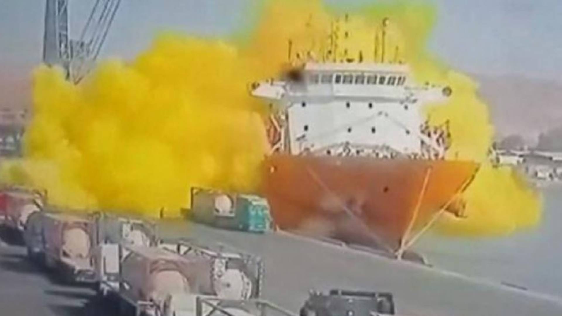 لحظة سقوط صهريج الغاز السام في ميناء العقبة