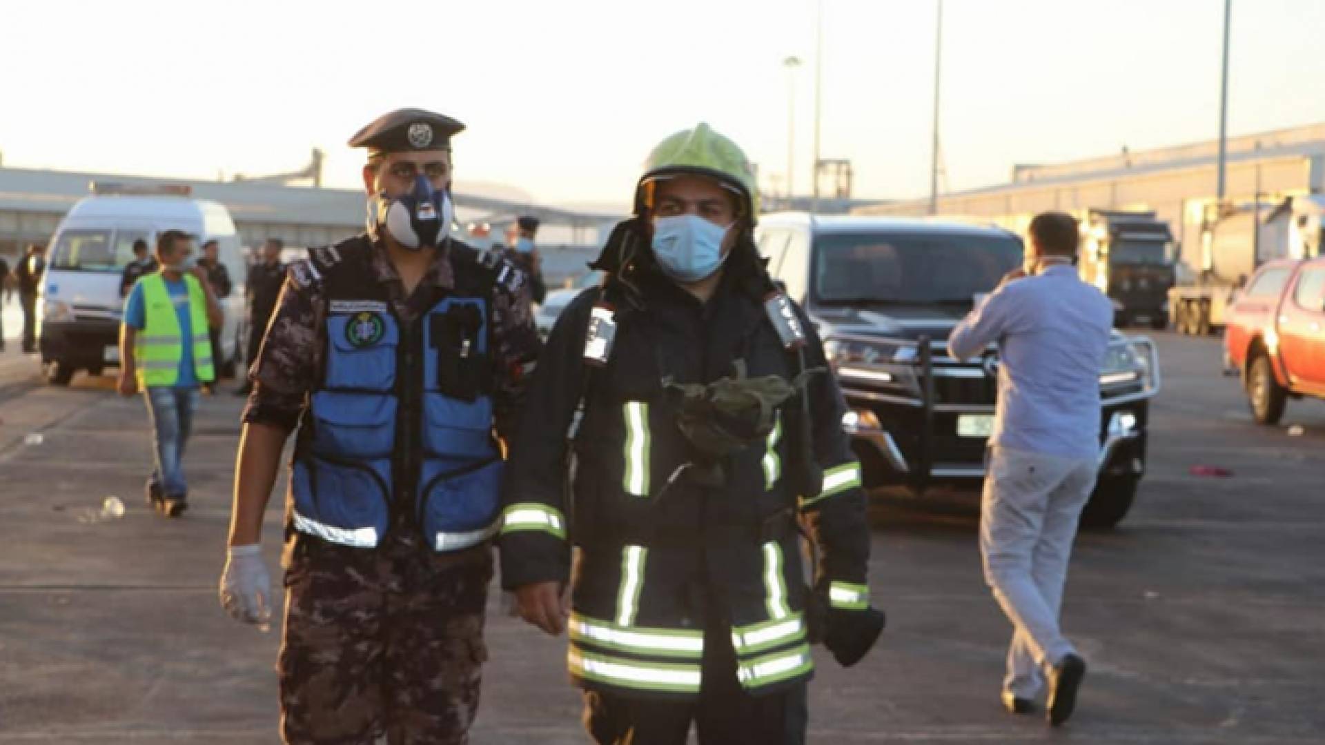 طواقم الدفاع المدني المشاركة في عمليات تطهير ميناء العقبة