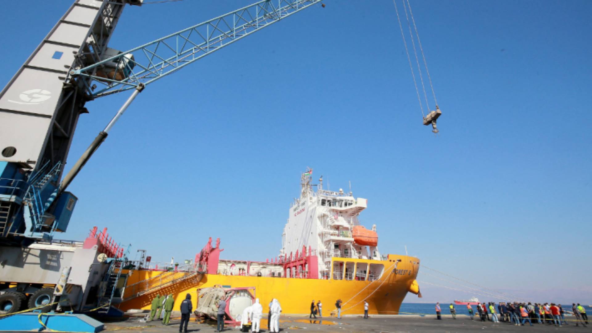 من موقع حادثة سقوط وانفجار صهريج الغاز السام في ميناء العقبة