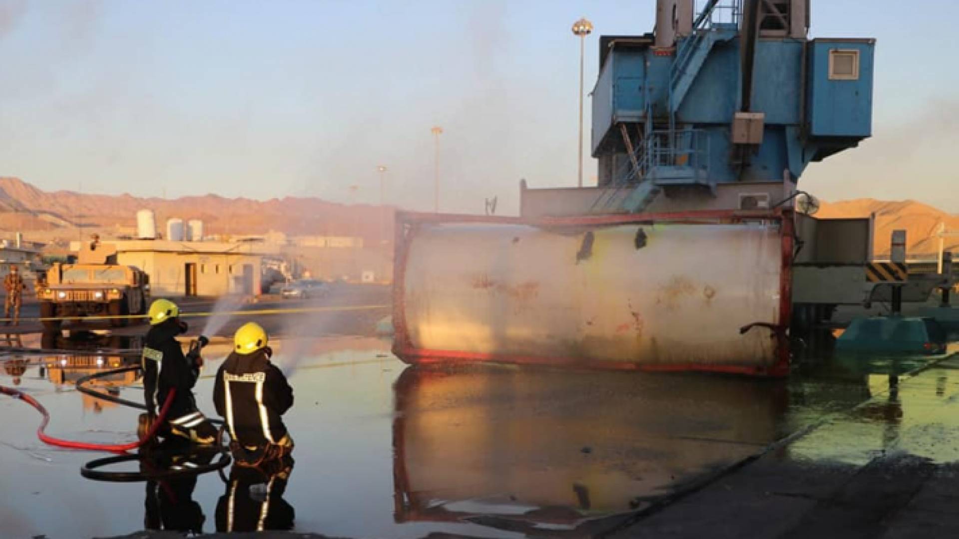 فرق الإطفاء في موقع سقوط الصهريج بميناء العقبة