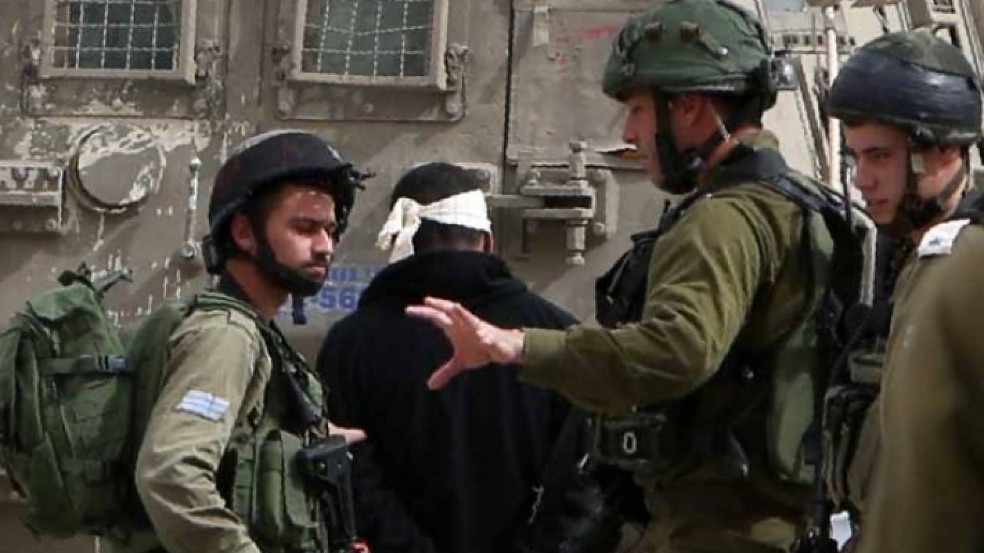 صورة أرشيفية لقوات الاحتلال تعتقل فلسطينيا