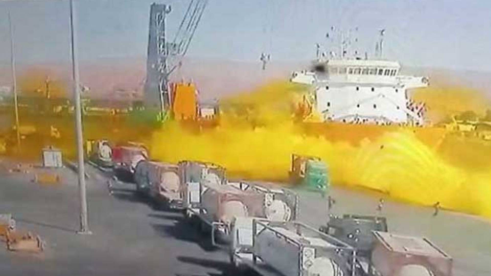 لحظة سقوط صهريج الغاز السام