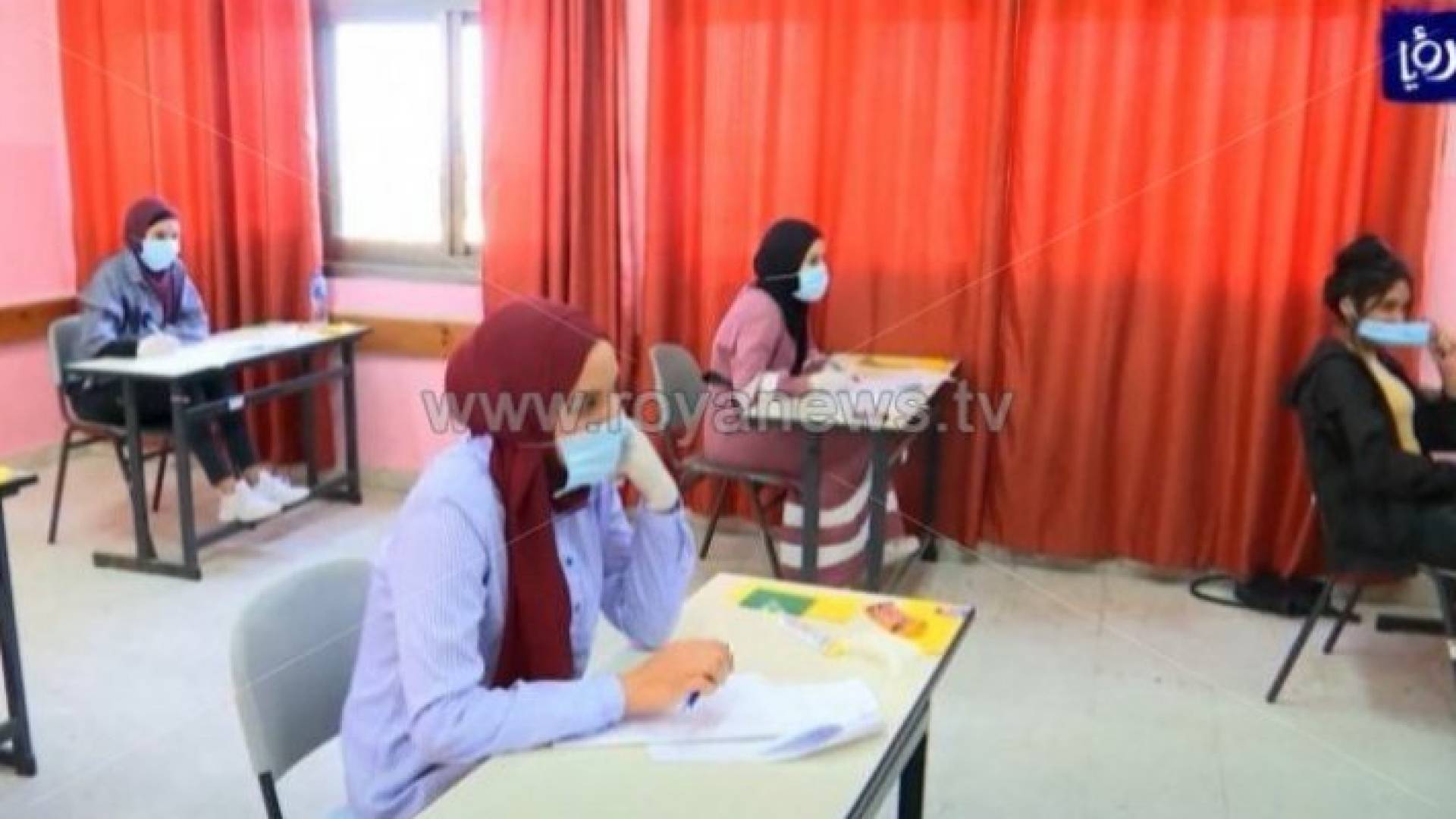 طالبة توجيهي أثناء تقديم الامتحان