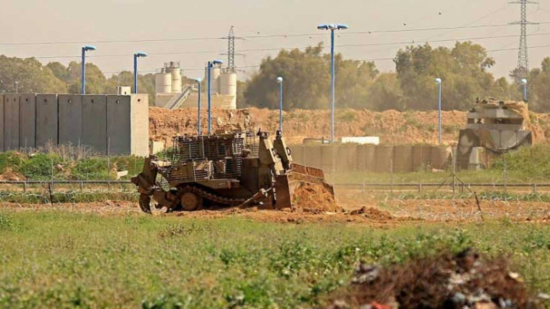 صورة أرشيفية لآليات عسكرية تتوغل في أراضي فلسطينيين