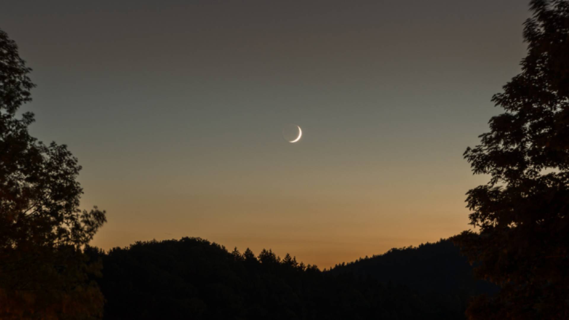 هلال وسط السماء