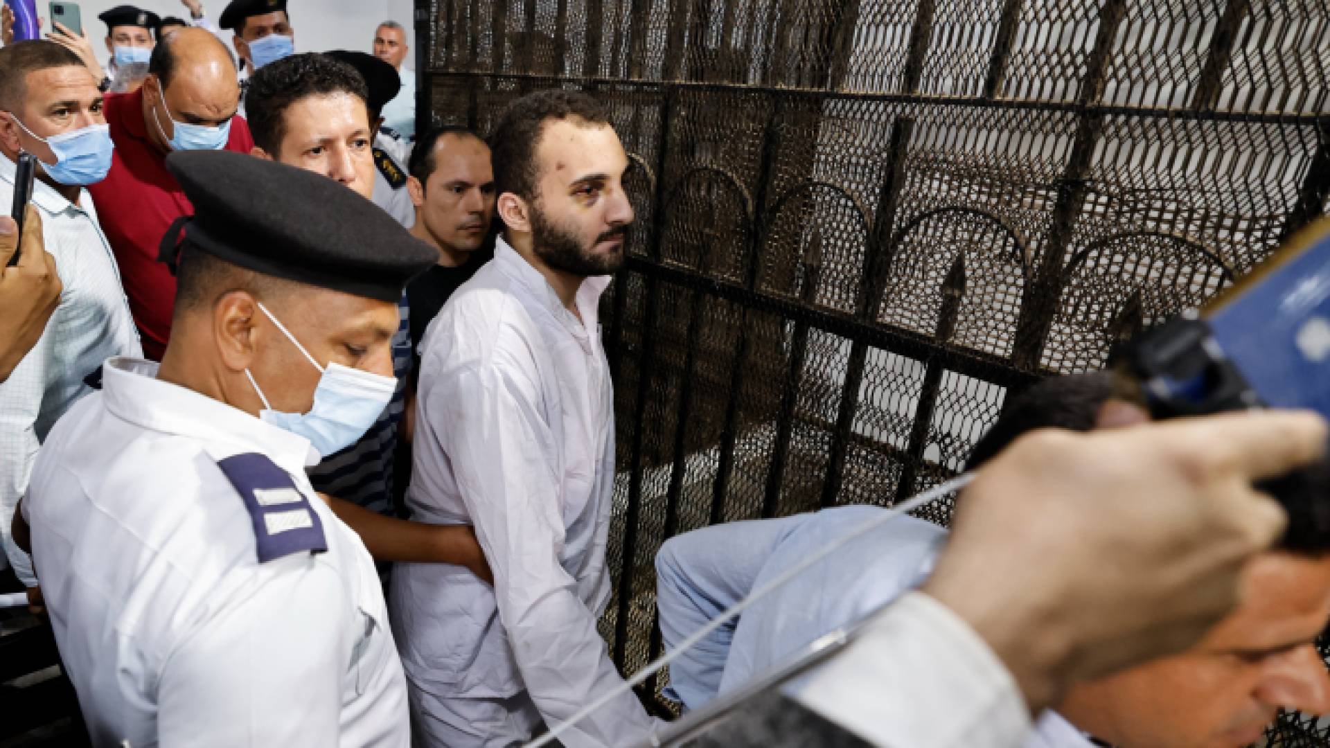 لحظة خروج المتهم بقتل الفتاة المصرية نيرة أشرف من المحكمة بعد