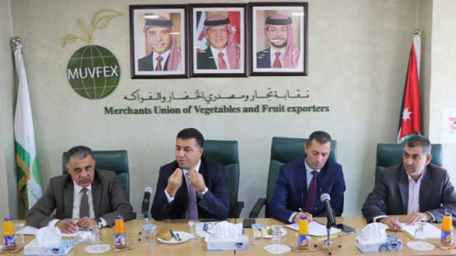 وزير الزراعة خالد الحنيفات في لقائه مع نقابة تجار ومصدري الخضار والفواكه