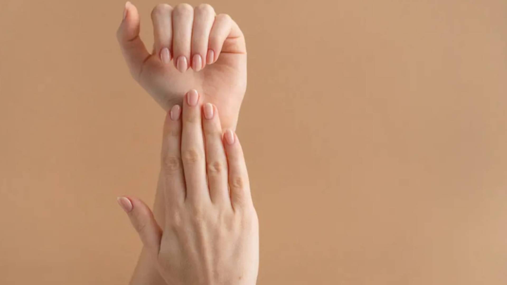 صورة توضيحية لأصابع اليدين