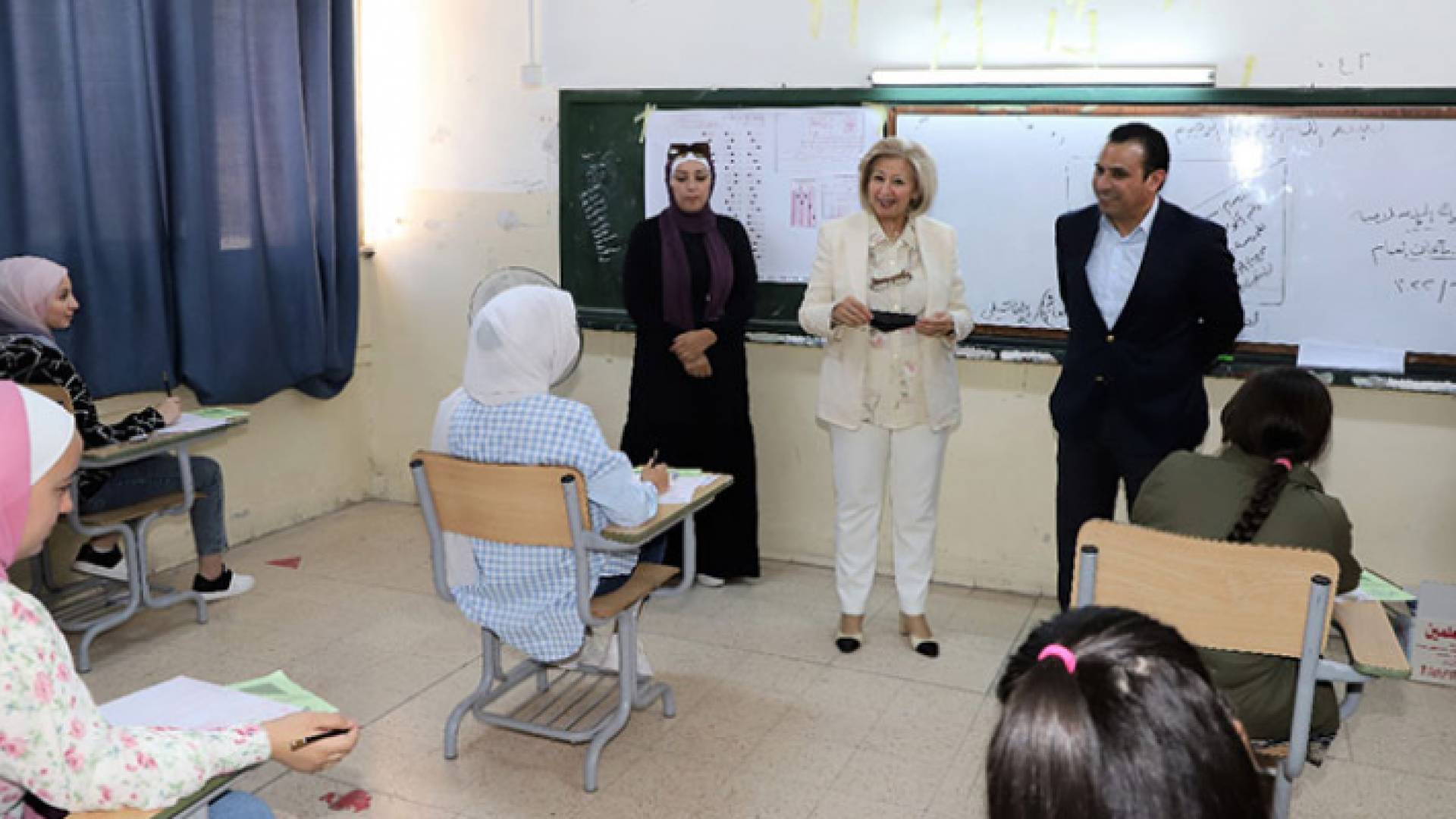 النجار تتفقد يرافقها العجارمة قاعات الامتحان